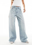 Calvin Klein Jeans &ndash; Jeans in heller Waschung mit weitem Bein und Logo-Print im Distressed-Look
