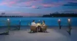 Cena en la playa de Maldivas